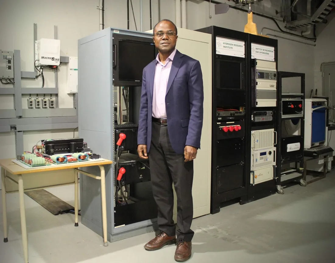 Le professeur Kodjo Agbossou dans les installations du laboratoire, à l'Institut de recherche sur l'hydrogène