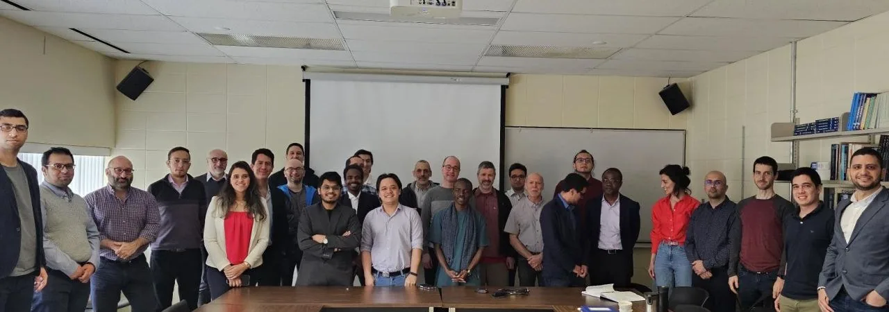 Une trentaine de membres du LIREI réunis dans une salle de réunion